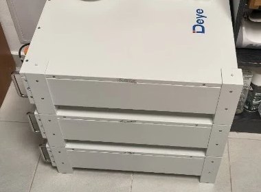 Три батерии Deye SE-G5.1 Pro с общ капацитет 15,36 kWh